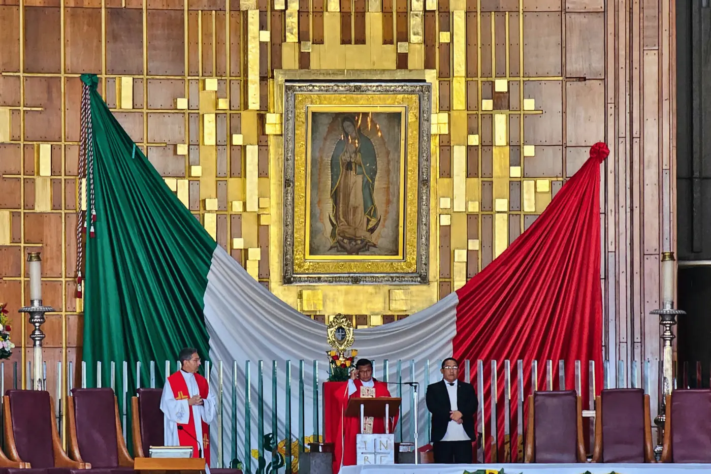 Sacerdote celebrando la Santa Misa