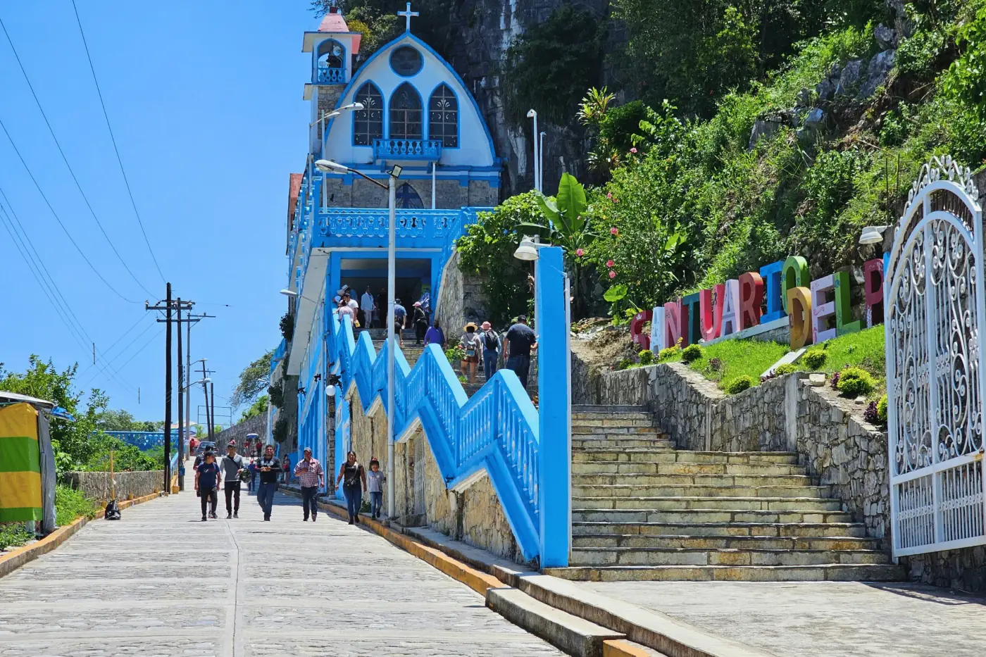 Entrada a la iglesia